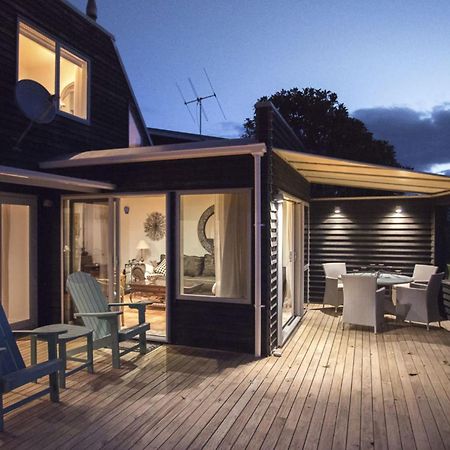 Chester Cottage Beachfront Oakura Екстериор снимка
