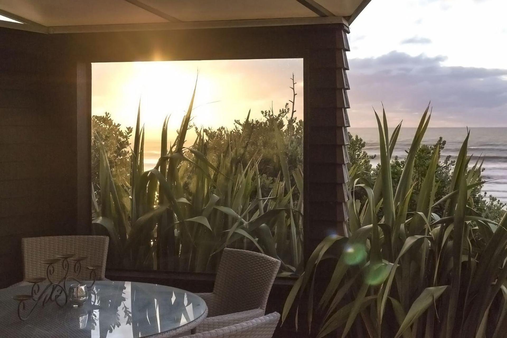 Chester Cottage Beachfront Oakura Екстериор снимка