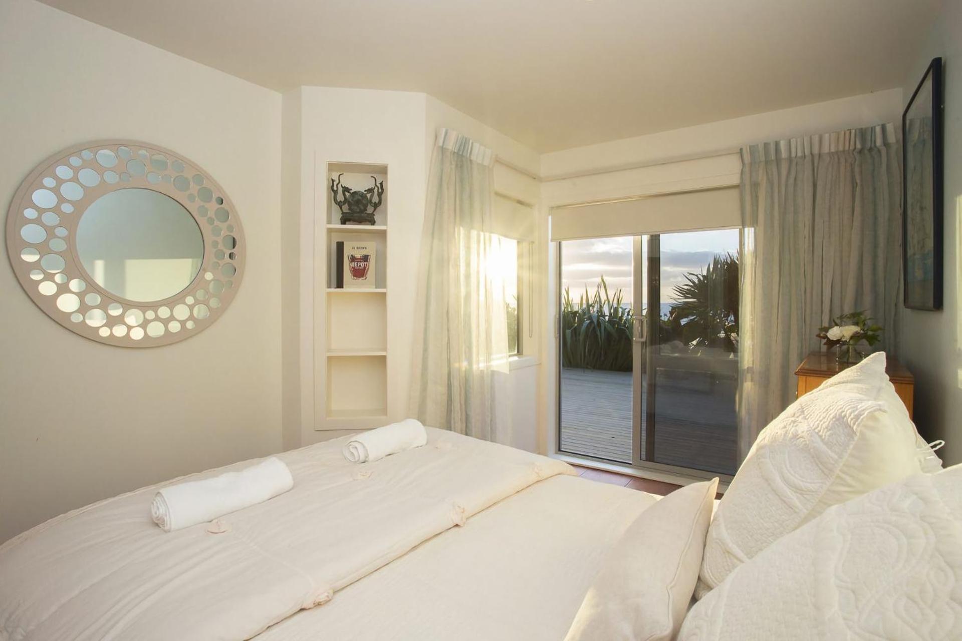 Chester Cottage Beachfront Oakura Екстериор снимка