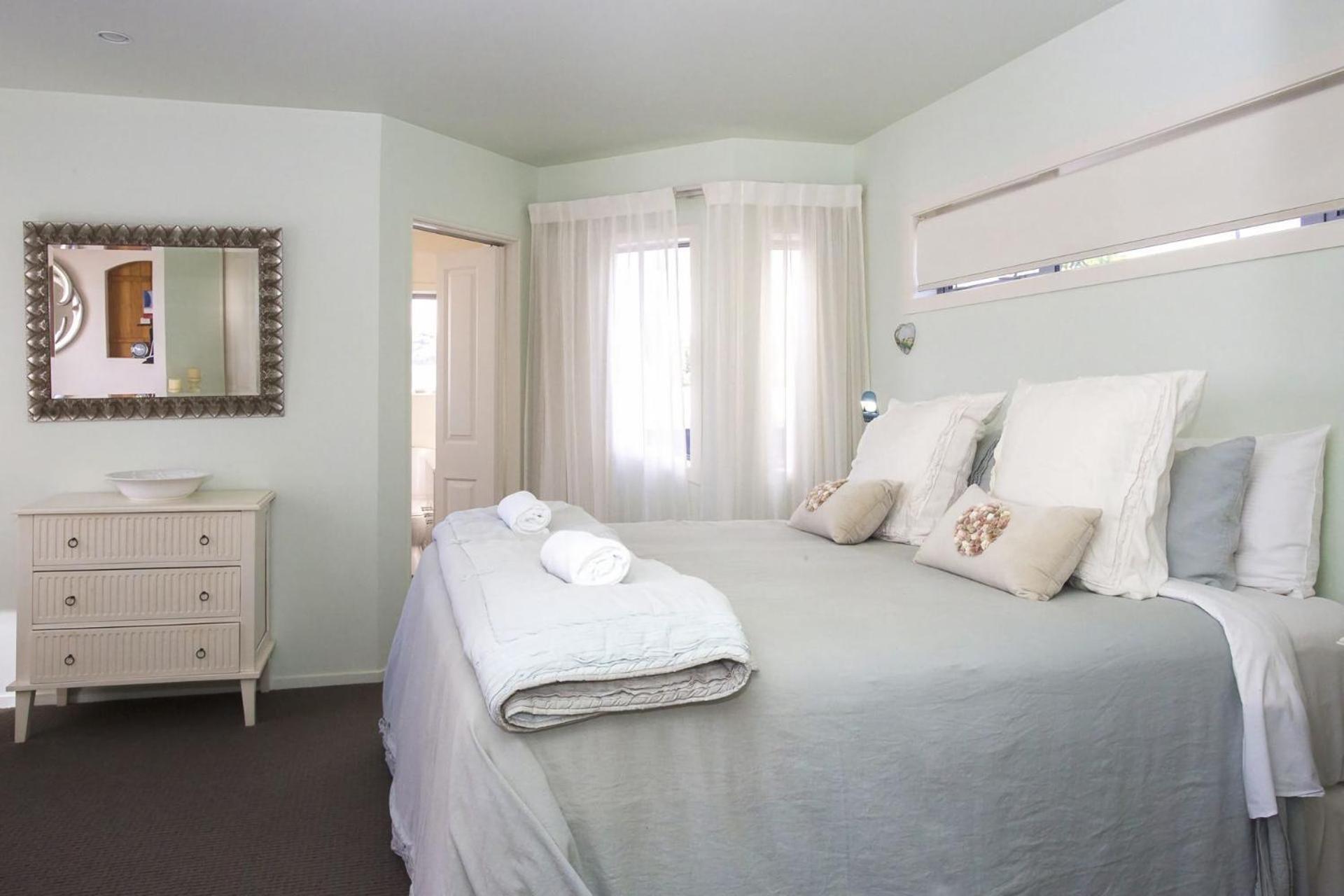 Chester Cottage Beachfront Oakura Екстериор снимка