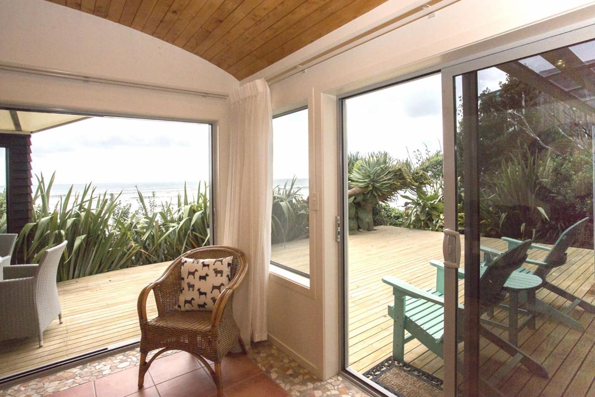 Chester Cottage Beachfront Oakura Екстериор снимка