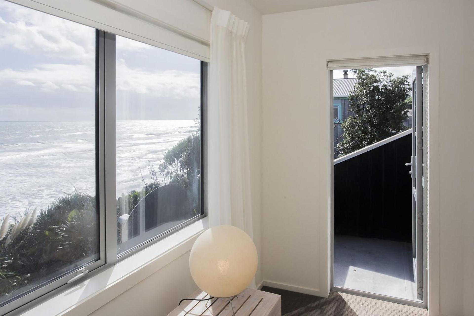 Chester Cottage Beachfront Oakura Екстериор снимка